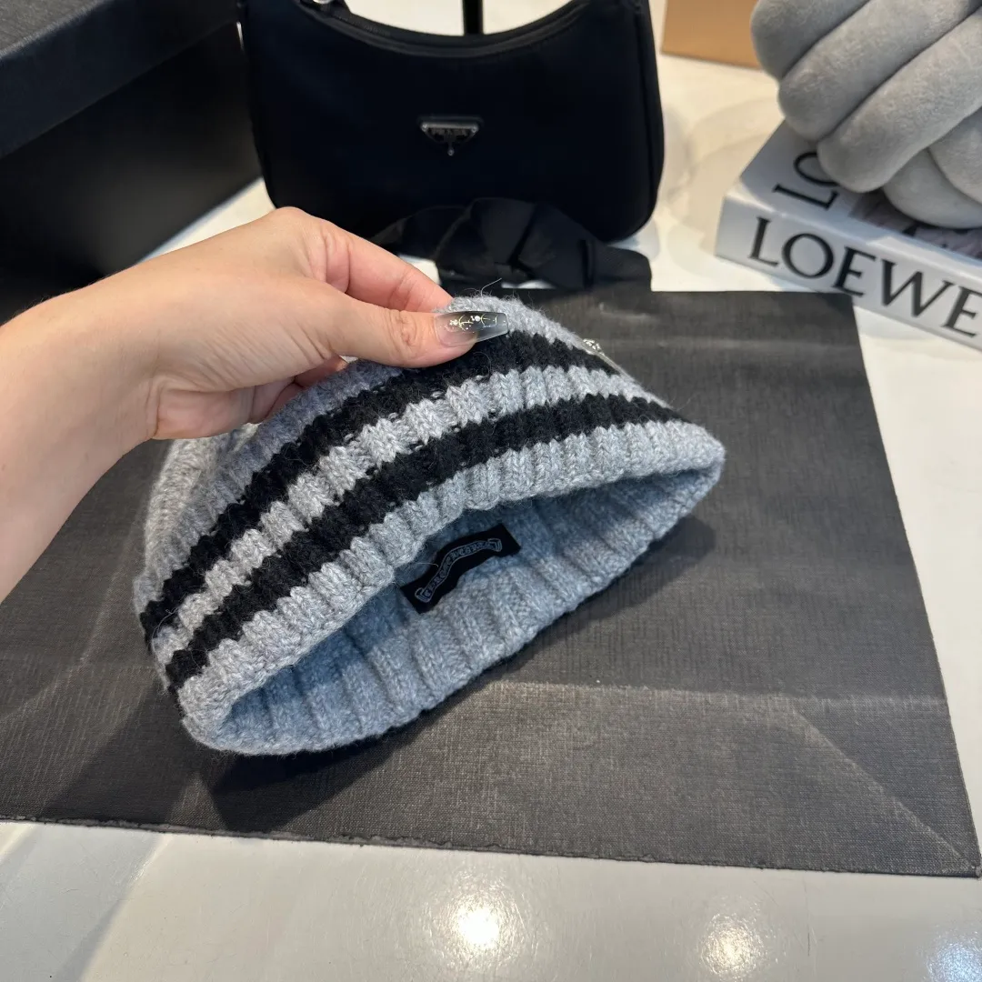 P60 Crow Heart Autumn and Winter Wool Knitted Beanie This must be the favorite of minimalism. It is clean, neat, fashionable and versatile, and will definitely not be picky about your face shape! A fashionable classic that lasts forever! Fashionable black and white can be purchased together!
